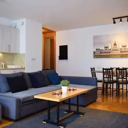 דירה Cosy In Downtown With Free Garage Parking בודפשט
