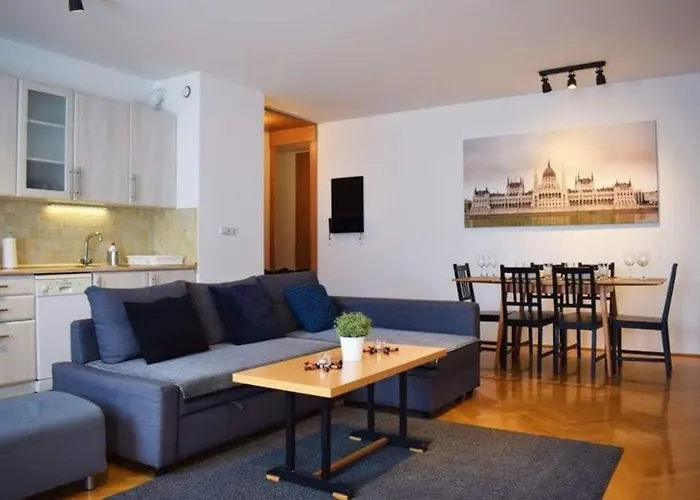 Lägenhet Cosy In Downtown With Free Garage Parking Budapest